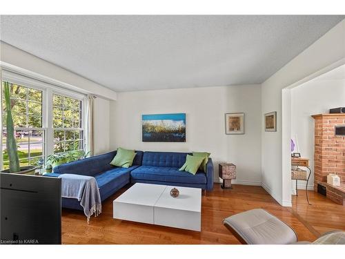 153 Grenadier Drive, Kingston, ON - Indoor Photo Showing Living Room