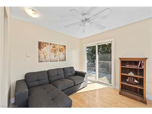 17 Shaw Street, Kingston, ON - Indoor Photo Showing Living Room