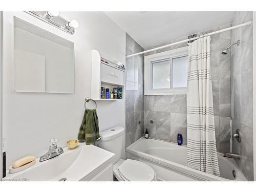 17 Shaw Street, Kingston, ON - Indoor Photo Showing Bathroom