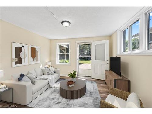 17 Shaw Street, Kingston, ON - Indoor Photo Showing Living Room