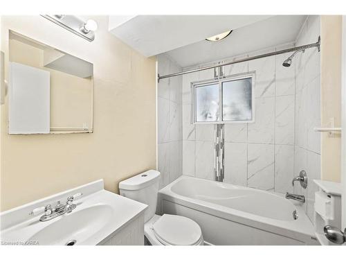 17 Shaw Street, Kingston, ON - Indoor Photo Showing Bathroom