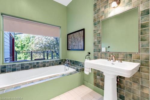 9868 County Road 42, Westport, ON - Indoor Photo Showing Bathroom