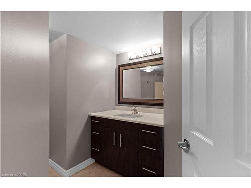 601-185 Ontario Street, Kingston, ON - Indoor Photo Showing Bathroom