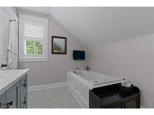 222 Greenbay Road, Kingston, ON - Indoor Photo Showing Bathroom