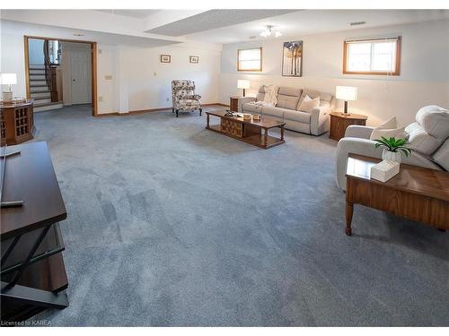 28 Chartwell Crescent, Kingston, ON - Indoor Photo Showing Living Room