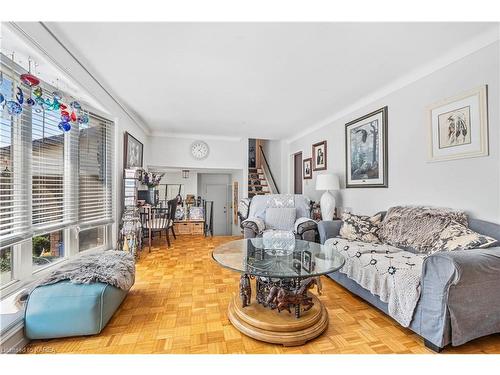 685 Harrow Place, Kingston, ON - Indoor Photo Showing Living Room