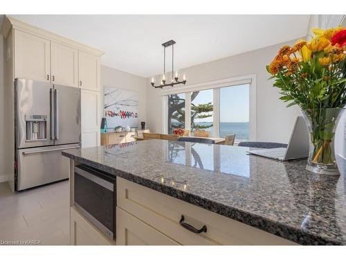 4506 Bath Road, Amherstview, ON - Indoor Photo Showing Kitchen With Upgraded Kitchen