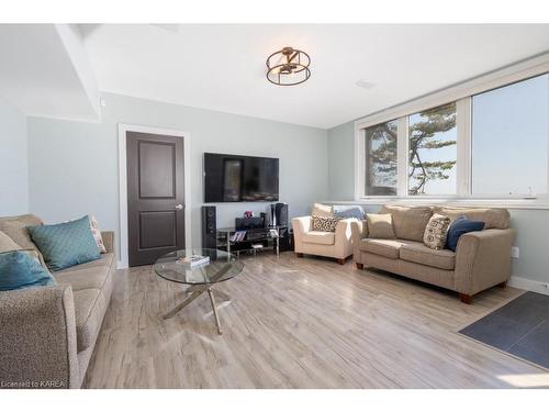 4506 Bath Road, Amherstview, ON - Indoor Photo Showing Living Room