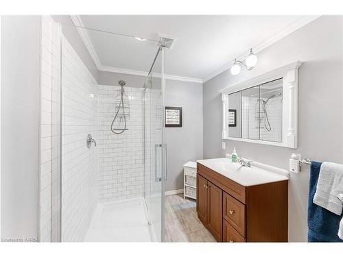 30 King Street, Picton, ON - Indoor Photo Showing Bathroom