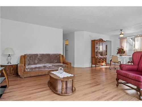 35 Derby Gate Crescent, Kingston, ON - Indoor Photo Showing Living Room