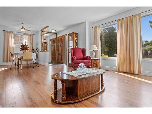 35 Derby Gate Crescent, Kingston, ON - Indoor Photo Showing Living Room