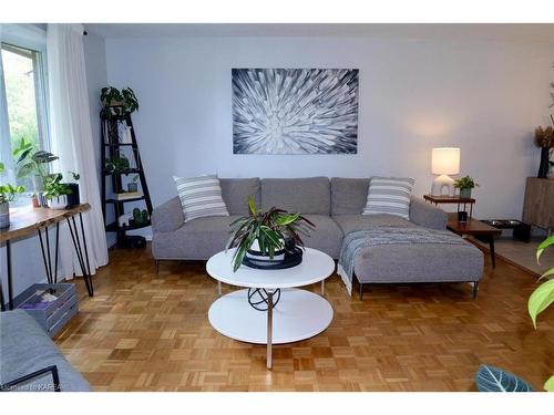 580 Chesham Place, Kingston, ON - Indoor Photo Showing Living Room