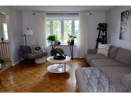 580 Chesham Place, Kingston, ON - Indoor Photo Showing Living Room