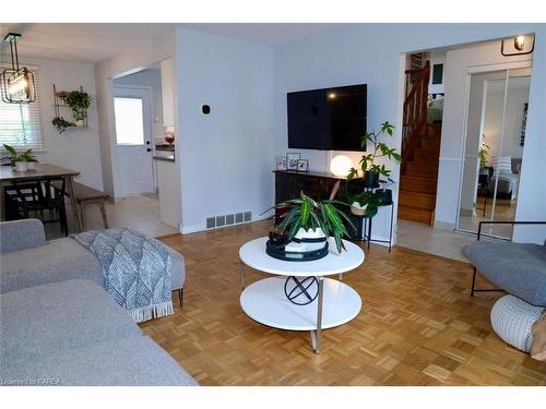 580 Chesham Place, Kingston, ON - Indoor Photo Showing Living Room