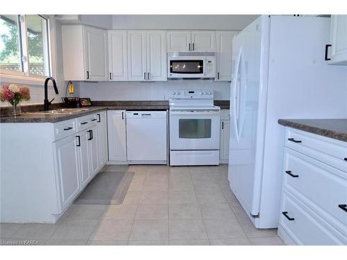 580 Chesham Place, Kingston, ON - Indoor Photo Showing Kitchen