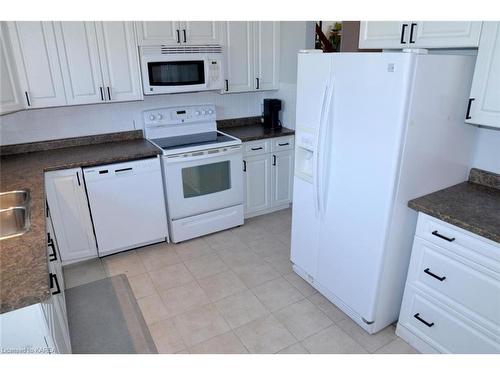 580 Chesham Place, Kingston, ON - Indoor Photo Showing Kitchen