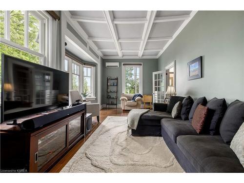 309 King Street W, Kingston, ON - Indoor Photo Showing Living Room