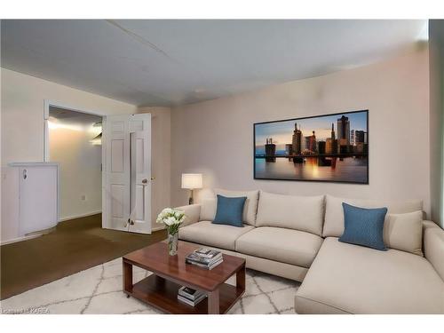 243 King Street E, Gananoque, ON - Indoor Photo Showing Living Room