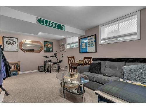 568 Davis Drive, Kingston, ON - Indoor Photo Showing Living Room