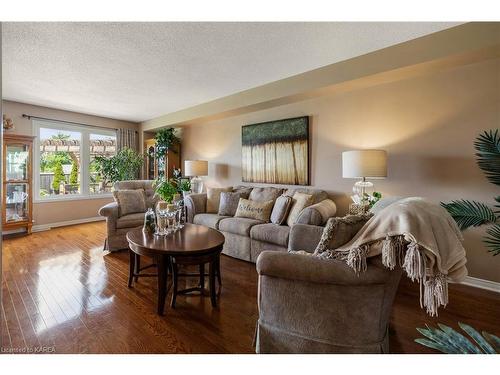 1231 Amanda Court, Kingston, ON - Indoor Photo Showing Living Room