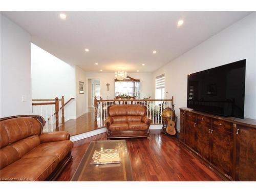 590 Mohini Place, Kingston, ON - Indoor Photo Showing Living Room