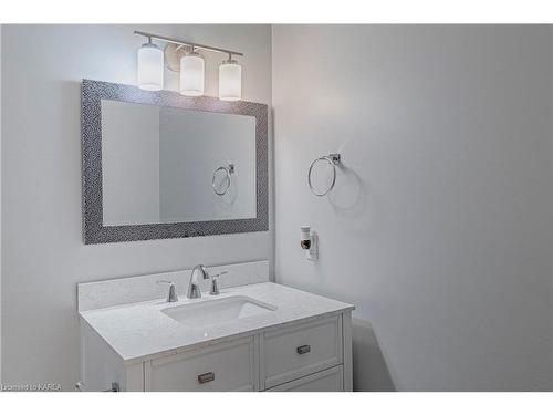 401-540 Talbot Place, Gananoque, ON - Indoor Photo Showing Bathroom