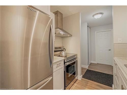 401-540 Talbot Place, Gananoque, ON - Indoor Photo Showing Kitchen