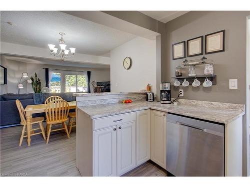 67-22 Coventry Crescent, Kingston, ON - Indoor Photo Showing Kitchen