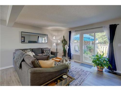 67-22 Coventry Crescent, Kingston, ON - Indoor Photo Showing Living Room