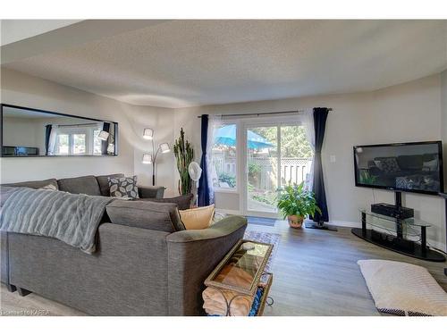 67-22 Coventry Crescent, Kingston, ON - Indoor Photo Showing Living Room