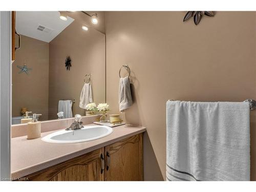 496 Grandtrunk Avenue, Kingston, ON - Indoor Photo Showing Bathroom