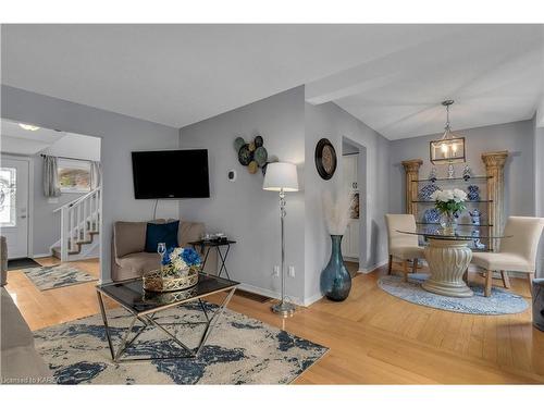 496 Grandtrunk Avenue, Kingston, ON - Indoor Photo Showing Living Room