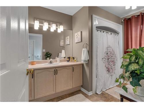 496 Grandtrunk Avenue, Kingston, ON - Indoor Photo Showing Bathroom