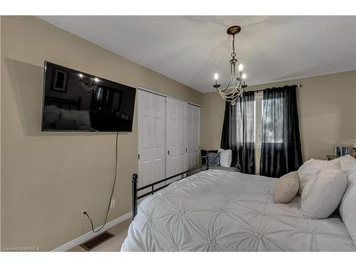 496 Grandtrunk Avenue, Kingston, ON - Indoor Photo Showing Bedroom