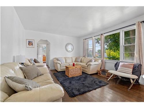 44 Lakeview Avenue, Kingston, ON - Indoor Photo Showing Living Room