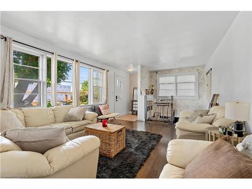 44 Lakeview Avenue, Kingston, ON - Indoor Photo Showing Living Room