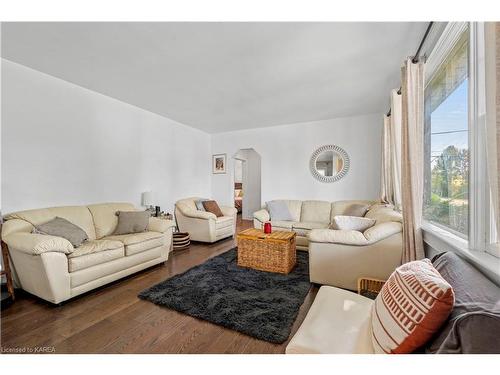 44 Lakeview Avenue, Kingston, ON - Indoor Photo Showing Living Room