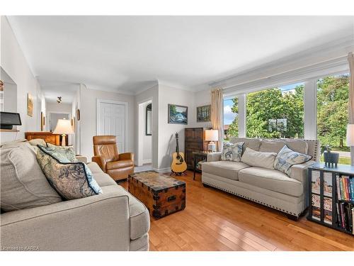 1449 Heath Street, Kingston, ON - Indoor Photo Showing Living Room