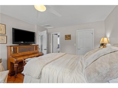 1449 Heath Street, Kingston, ON - Indoor Photo Showing Bedroom