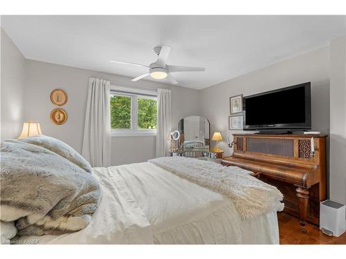 1449 Heath Street, Kingston, ON - Indoor Photo Showing Bedroom