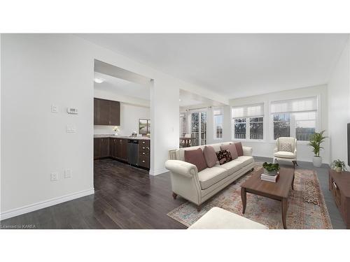 712 Newmarket Lane, Kingston, ON - Indoor Photo Showing Living Room