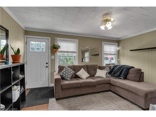 87 Kingscourt Avenue, Kingston, ON - Indoor Photo Showing Living Room