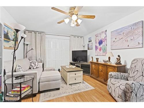 101-573 Armstrong Road, Kingston, ON - Indoor Photo Showing Living Room