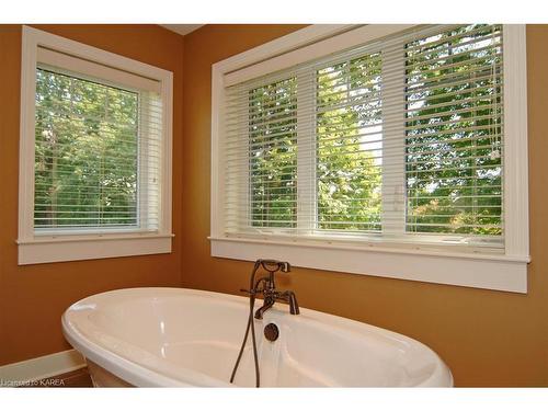 10-3-532 10Th Concession Road, Westport, ON - Indoor Photo Showing Bathroom