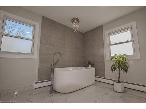 1084 County Road 6, Odessa, ON - Indoor Photo Showing Bathroom