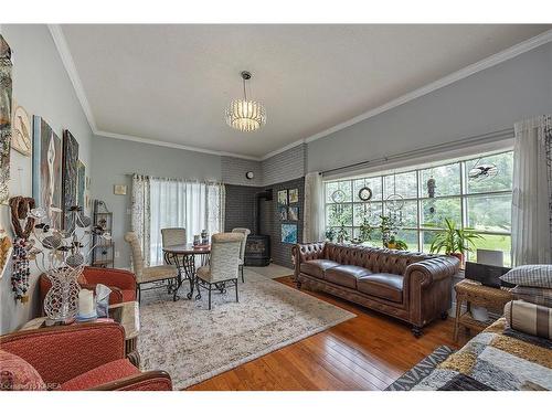 2503 Perth Road, Kingston, ON - Indoor Photo Showing Living Room