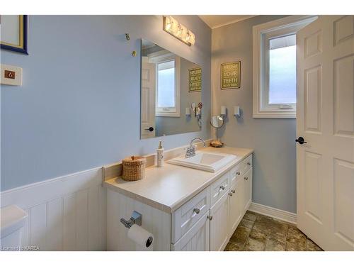 682 Summerfield Place, Kingston, ON - Indoor Photo Showing Bathroom