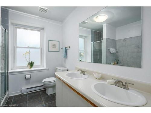 124 Ordnance Street, Kingston, ON - Indoor Photo Showing Bathroom