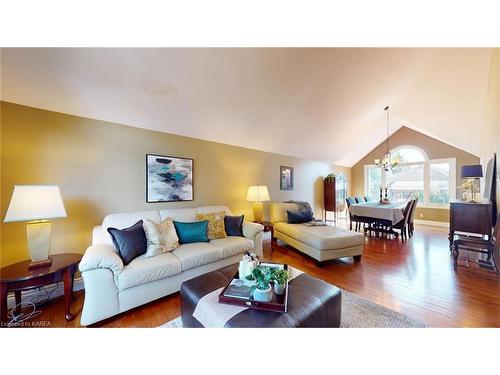 861 Irving Court, Kingston, ON - Indoor Photo Showing Living Room