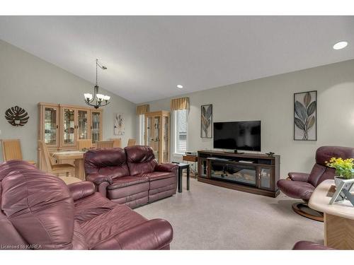 888 Ringstead Street, Kingston, ON - Indoor Photo Showing Living Room